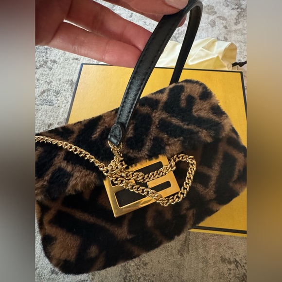 Fendi Baguette Mini shearling sheepskin bag - Picture 4 of 12